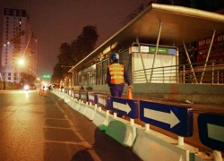 HN: Lắp dải phân cách cứng tuyến buýt BRT trong đêm