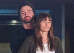 Justin Timberlake không ngừng âu yếm vợ trên khán đài bóng rổ