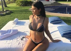 Kylie Jenner lại khoe đường cong gây choáng ngợp