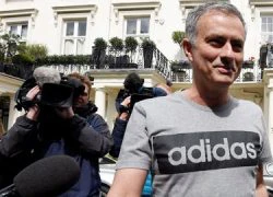 Mourinho bị nữ phóng viên quấy rối