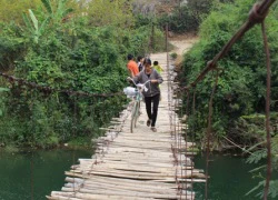 Người dân Lạng Sơn liều mình qua cầu tre nhìn thôi đã 'sởn da gà'