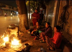 Người Hà Nội nấu bánh chưng trên vỉa hè, ngõ làng trong đêm