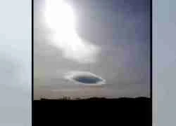 Người ngoài hành tinh giấu UFO sau đám mây nhưng bị mặt trời làm lộ