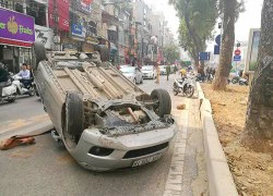 Ô tô lật úp giữa phố, chắn ngang đường buýt nhanh BRT