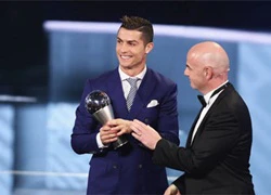 Ronaldo bảnh bao bên bạn gái và con trai, nhận giải Cầu thủ hay nhất năm của FIFA