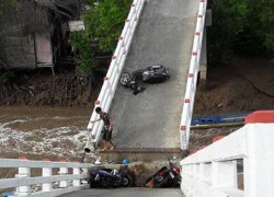 Sà lan tông sập cầu Cái Trăng, người và xe rơi tự do