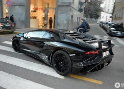 Siêu xe Lamborghini Aventador SV đen bóng hầm hố