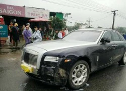 Siêu xe Rolls Royce đâm 2 bố con đi xe máy nhập viện