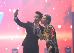 Sơn Tùng M-TP hào hứng selfie với MC Nguyên Khang