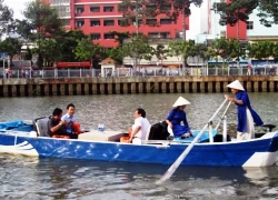 Thuyền du lịch trên kênh Nhiêu Lộc - Thị Nghè bị ném đá