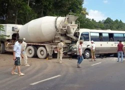 Tông đuôi xe bồn khi đang đổ dốc, tài xế ôtô khách tử vong tại chỗ