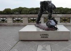 Tượng Messi bị phá hoại trong ngày thua Ronaldo