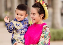 Vy Oanh rạng rỡ cùng con trai xuống phố đón xuân