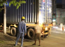 Xe container lao vào 2 nhà dân, nhiều người may mắn thoát chết