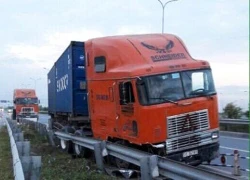 Xe container lao vào làn xe máy trên cao tốc Long Thành