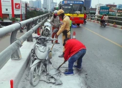 Xe máy cháy trơ khung trên cầu vượt ở Hà Nội