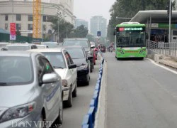 Xe máy thi nhau lấn làn buýt nhanh BRT dù có dải phân cách cứng