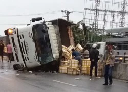 Xe tải "trèo" dải phân cách lật nhào, hàng trăm con cua bò ra đường