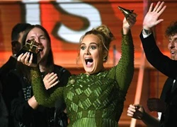 Adele bẻ vỡ kèn Grammy tặng một nửa cho Beyonce ngay trên sân khấu