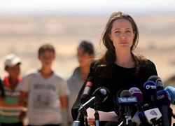 Angelina Jolie cho rằng Donald Trump đang 'đùa với lửa'