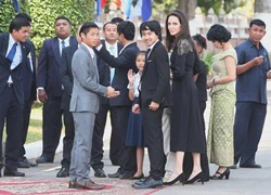 Angelina Jolie lại bị tẩy chay vì những yêu sách ngốn triệu đô