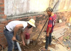 Bị Bí thư Thăng phê là "vô cảm", Sở Tài nguyên cho dỡ cột mốc giữa nhà dân