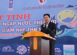 Bộ trưởng cùng người dân trồng cây ngập mặn ở Thái Bình