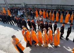 Cảnh sát Thái buộc phật tử rời chùa Dhammakaya