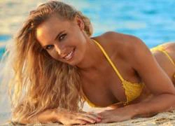 Caroline Wozniacki đẹp rực rỡ khi làm người mẫu áo tắm