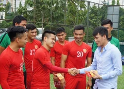 Cầu thủ V-League tấp nập nhận lì xì ở buổi tập đầu sau Tết