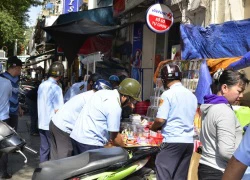 "Cuộc chiến" giành lại vỉa hè: Đủ chiêu đối phó của người dân