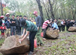 Đàn ông trai tráng hăm hở đi thi... chẻ đá