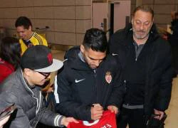 Falcao vui vẻ ký tặng áo đấu cho fan MU