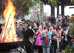 Giám đốc trung tâm hỗ trợ xuất khẩu đi lễ trong giờ làm việc