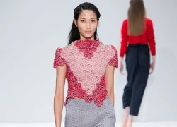 Hoàng Thùy vẽ chữ trên mặt ở London Fashion Week