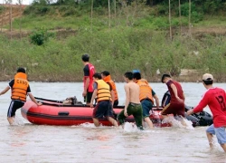 Húc vào trụ cầu, hai thanh niên văng xuống sông