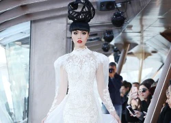 Jessica Minh Anh 'chơi trội' khi catwalk với dàn mẫu quốc tế