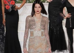 Kendall Jenner mặc váy xuyên thấu trên sàn diễn New York