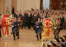 Kim Jong-un viếng lăng cha