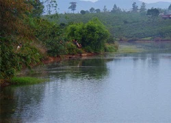 Lật xuồng trên hồ, 2 cháu bé chết đuối thương tâm