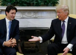 Màn bắt tay gây chú ý của Tổng thống Trump với Thủ tướng Canada