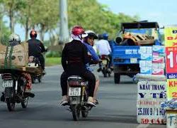 Mang khẩu trang không đúng cách, dễ bội nhiễm