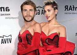 Miley Cyrus đăng ảnh bạn trai mặc váy kỷ niệm Valentine