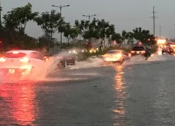 Mưa trái mùa cực lớn, kéo dài nhiều giờ chiều mùng 6 Tết ở Sài Gòn