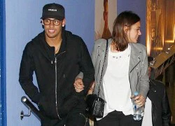 Neymar mừng sinh nhật muộn bên bạn gái