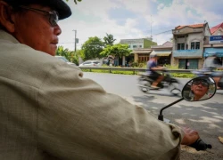 Người đàn ông ngày chạy xe ôm, tối về làm 'quan'