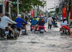 Người Sài Gòn bì bõm trong triều cường đầu năm