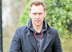 Nổi tiếng như Tom Hiddleston cũng có lúc mặc quần &#8220;thủng lỗ&#8221; ra đường