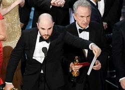 Oscar 2017 gây sốc khi công bố nhầm giải thưởng như Hoa hậu Hoàn vũ 2015