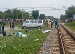 Tàu lửa tông ô tô văng xuống ruộng, 8 người thương vong